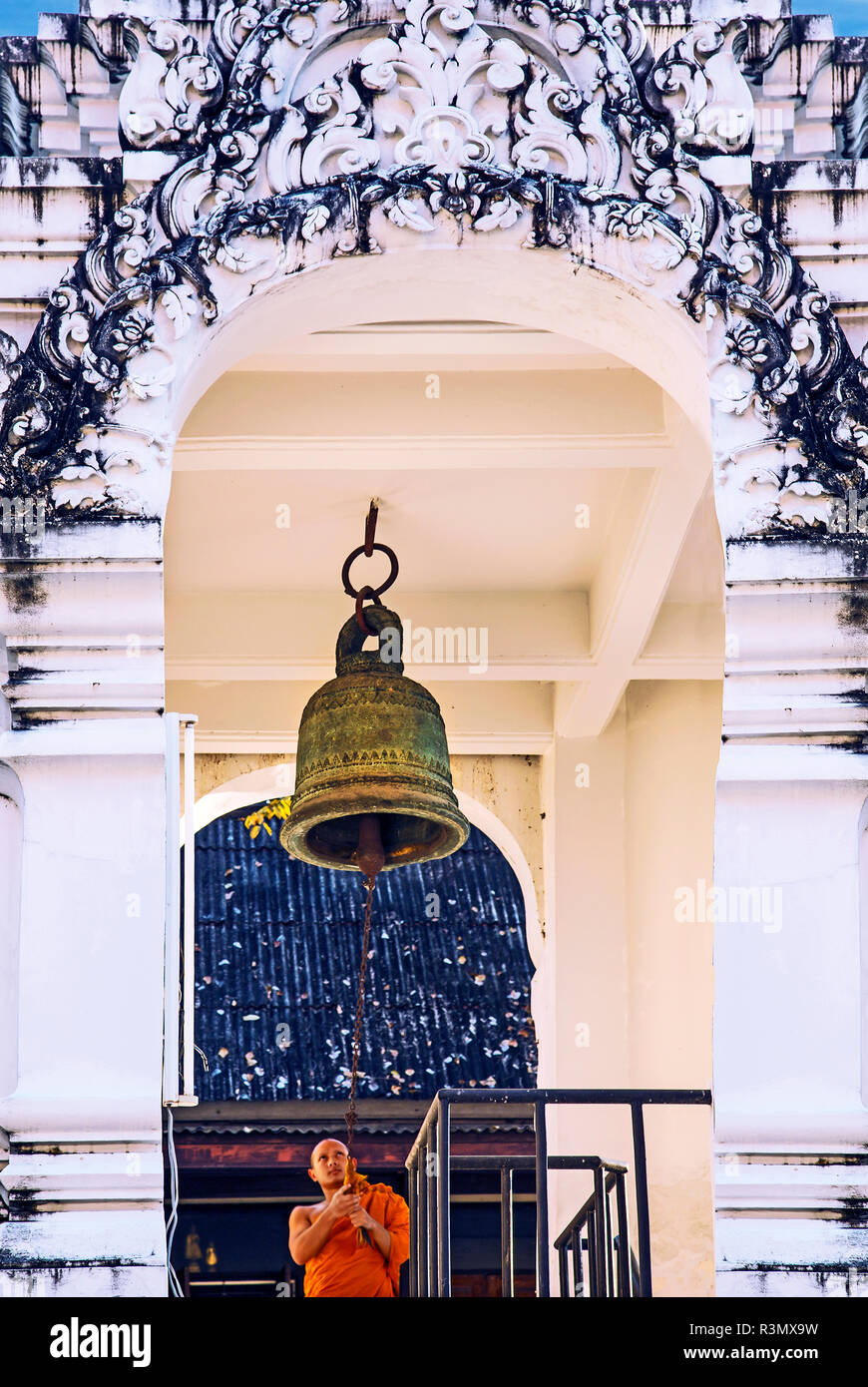 Chiang Mai, Thailand. Buddhistischer Mönch läutenden Glocke bei Sonnenuntergang an der Wat Chedi Luang Temple Stockfoto