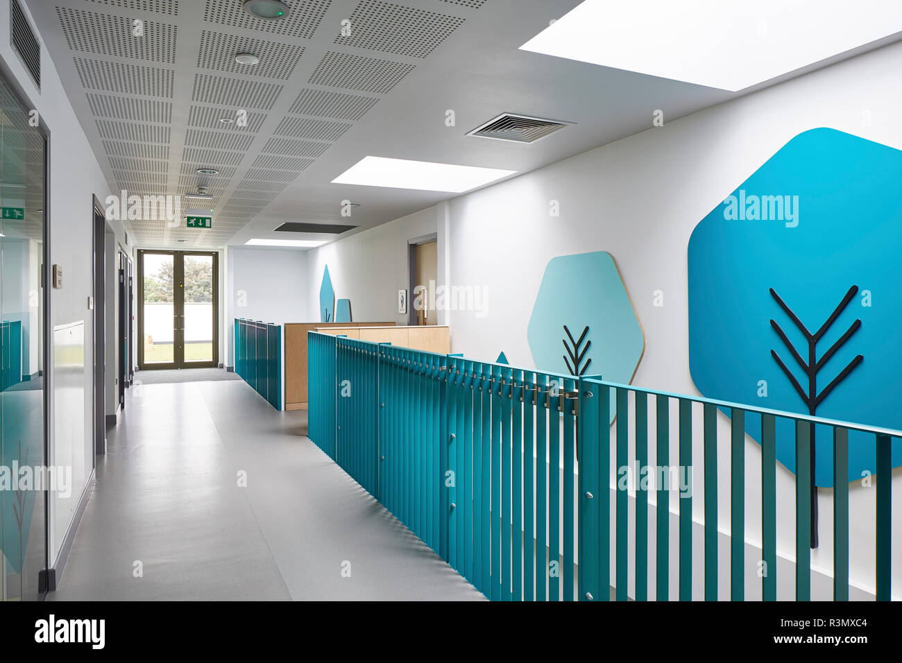 Flur mit Wand Grafiken. Olga Primary School, London, Vereinigtes Königreich. Architekt: Architektur Initiative, 2017. Stockfoto