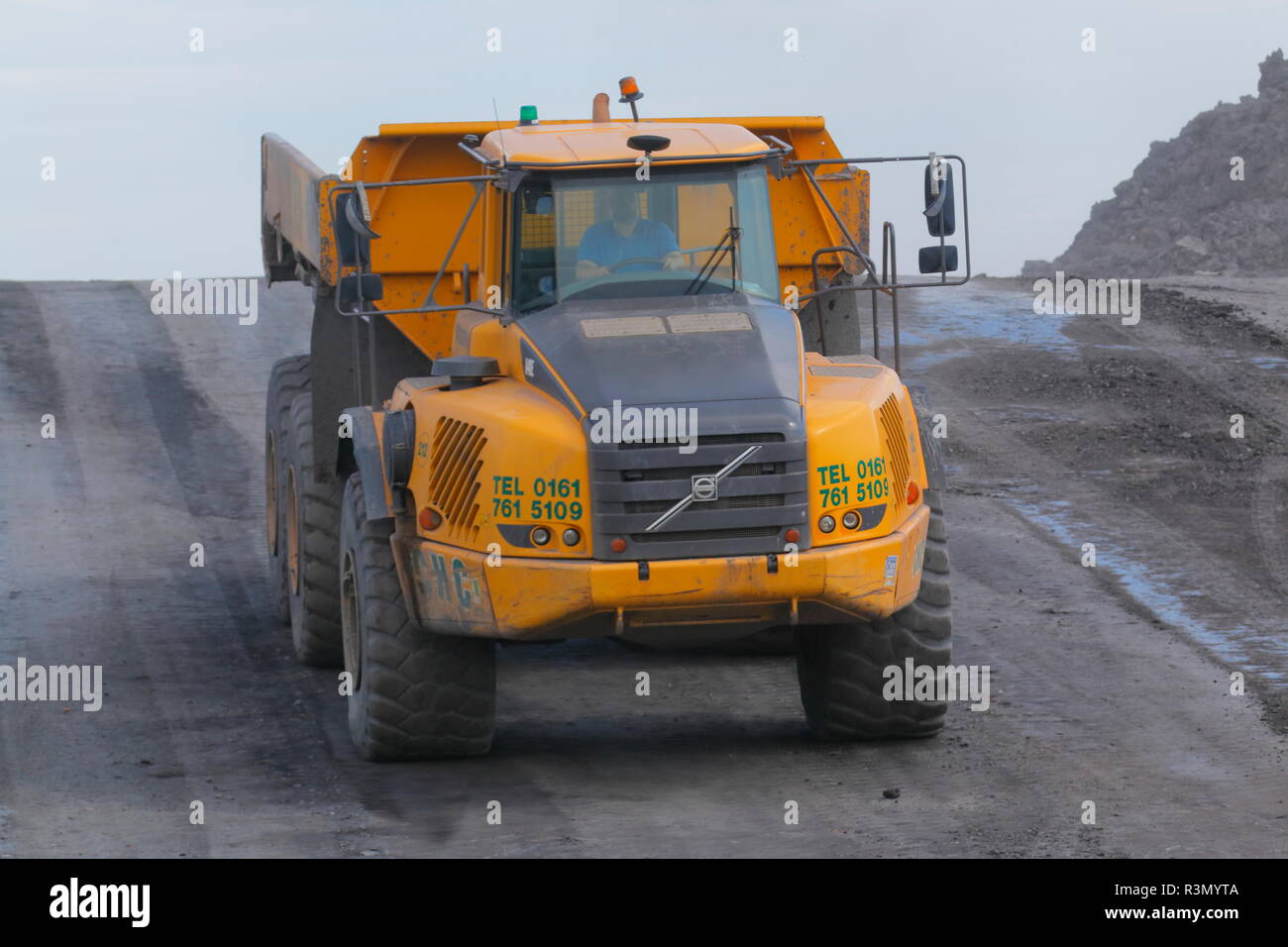 Ein Volvo A40 Dump Truck bei der Arbeit auf der Recycoal, Kohle Recycling Website in Rossington, Doncaster, der jetzt abgerissen wurde, neue Häuser zu bauen. Stockfoto