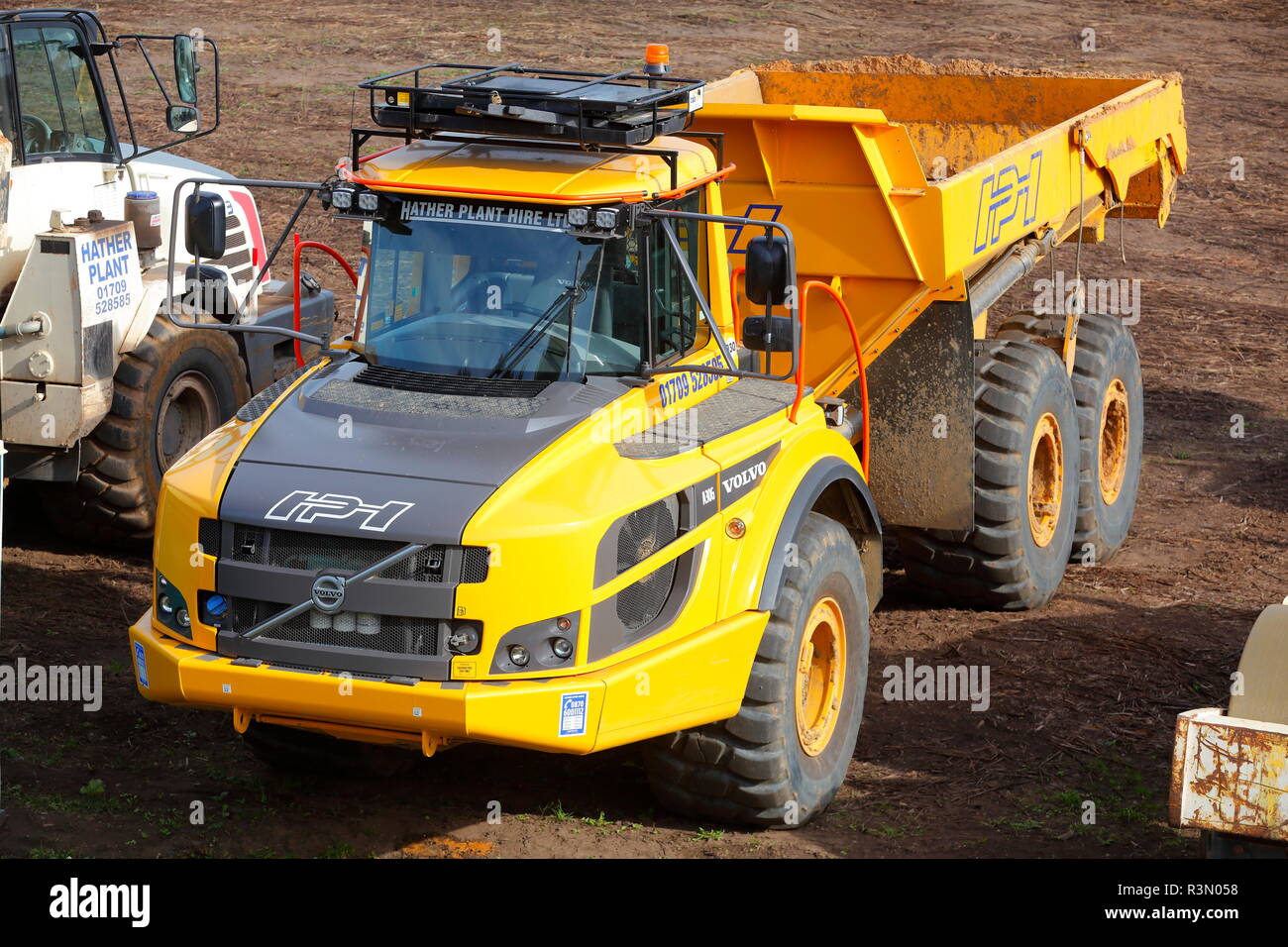 Ein Volvo Gelenkmuldenkipper auf der Baustelle von Iport in Rossington, Doncaster. Wird das Fahrzeug für das Schleppen muck um Site verwendet werden. Stockfoto