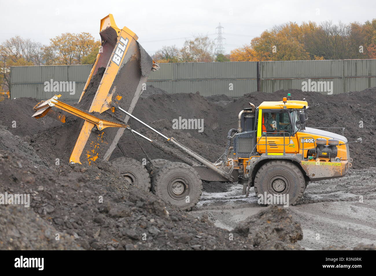 Eine Glocke 40 D Knickgelenkter Dumper an Recycoal Kohle Recyclinganlage in Rossington, Doncaster, der jetzt abgerissen wurde, neue Häuser zu bauen. Stockfoto