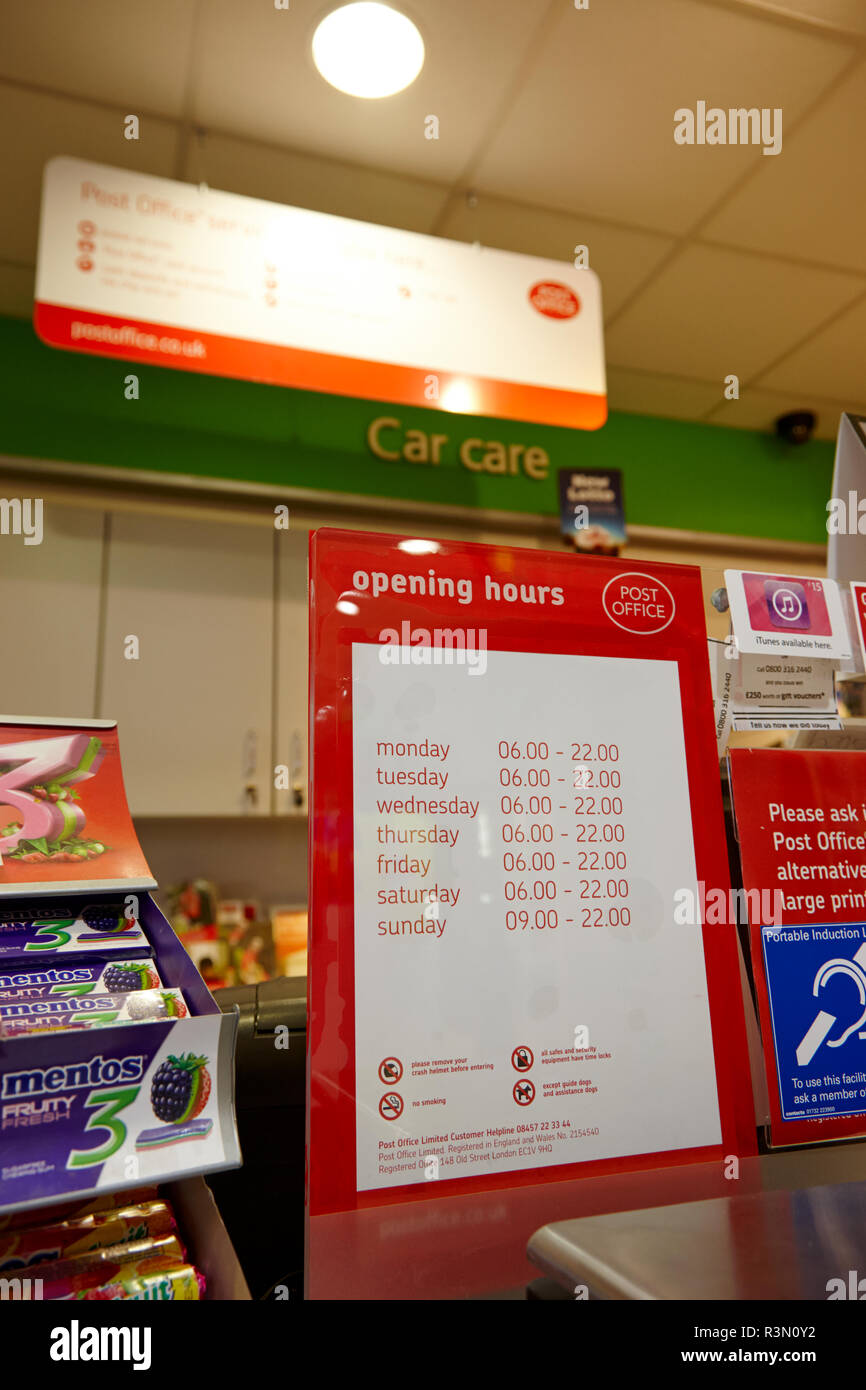 Postschalter in einem lokalen Service station Supermarkt früh zu spät Öffnungszeiten Stockfoto