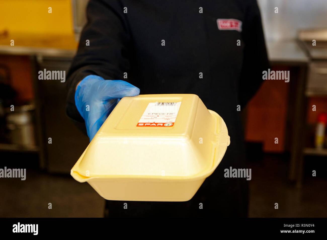 Warmes Essen zum Mitnehmen in Polystyrol Karton in einem Spar- Supermarkt Tankstelle bedient wird Stockfoto