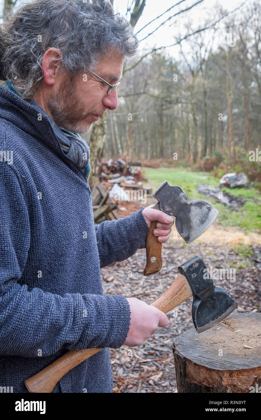 Es gibt viele verschiedene Größen von Hand ax für die Aufspaltung von Ard schnitzen Holz. Stockfoto