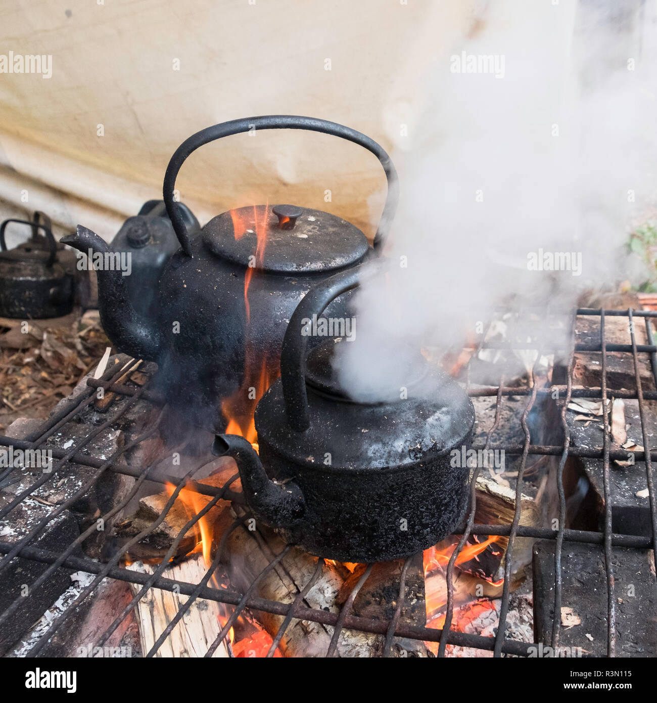 Wasserkocher kochen über dem offenen Feuer. Stockfoto