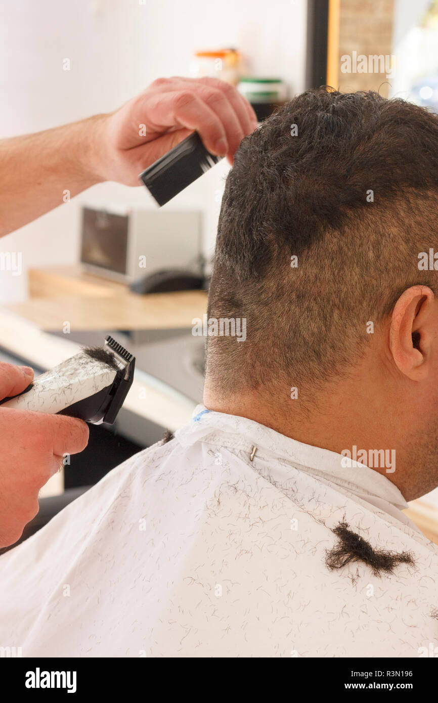 Ruckansicht Des Menschen Immer Kurze Haare Schneiden Mit Friseur Mit Einem Haarschneider Maschine Stockfotografie Alamy
