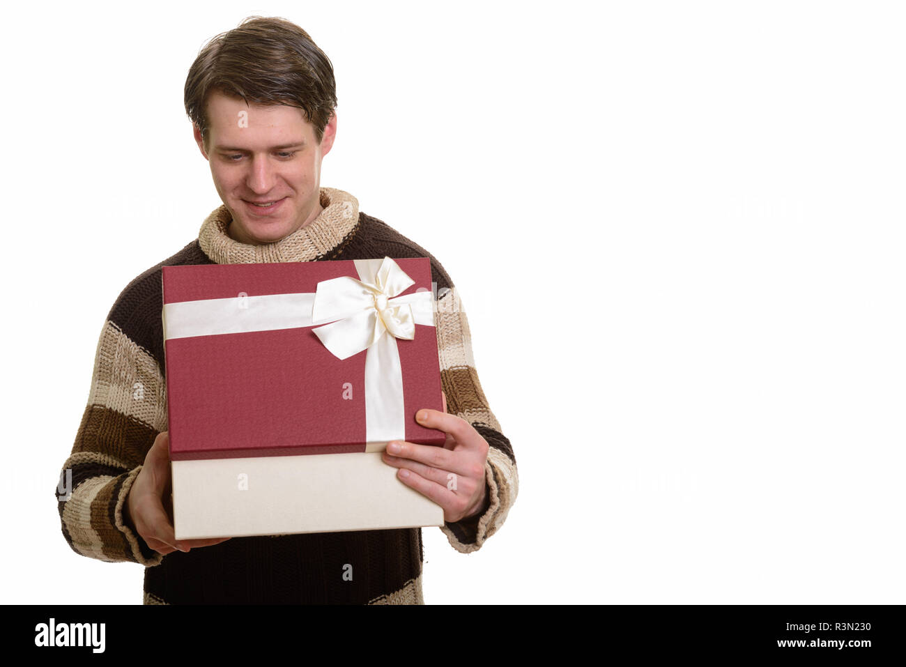 Happy stattlichen kaukasischen Mann öffnen Geschenkbox bereit für Valentin Stockfoto