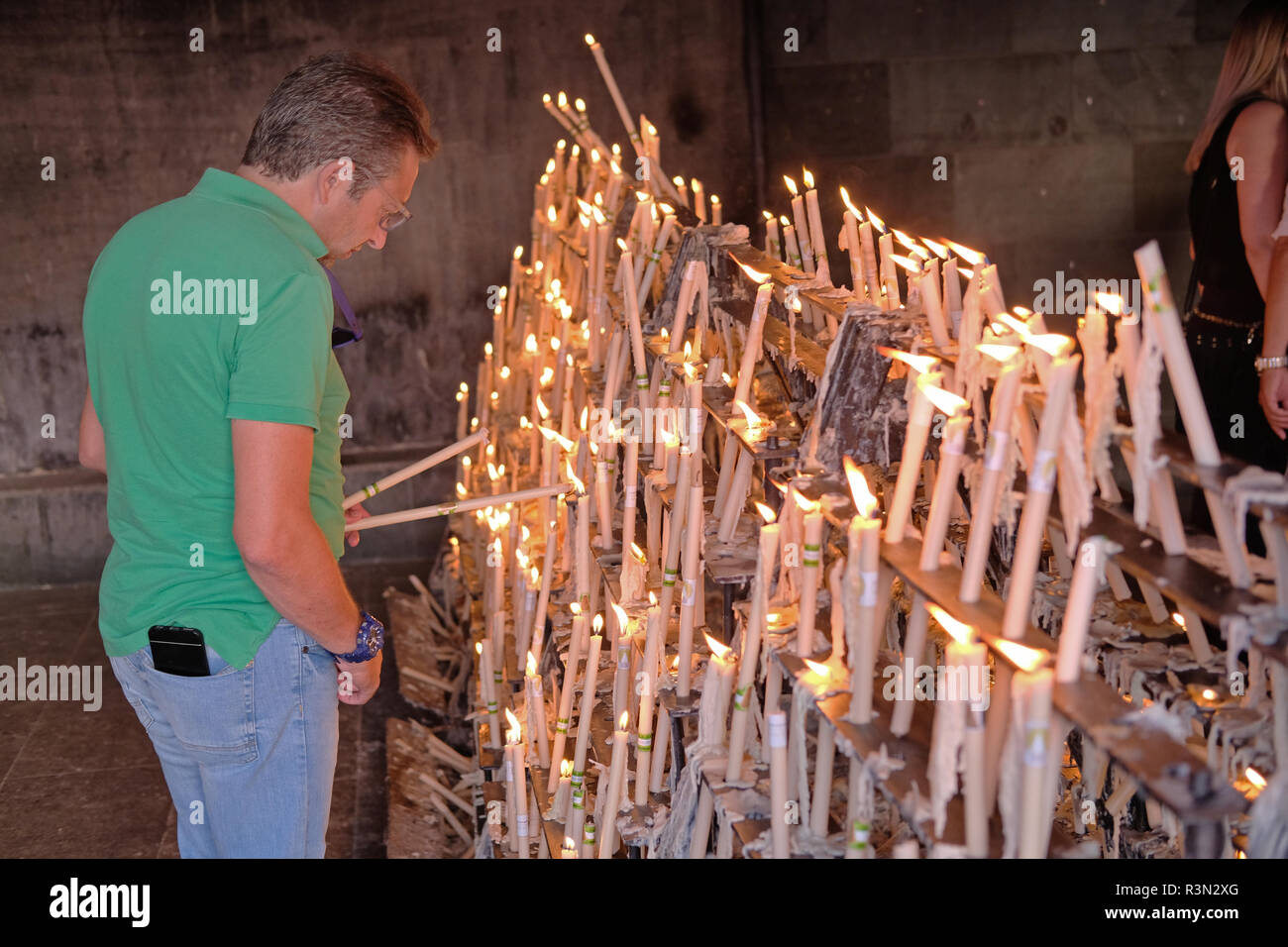 Beleuchtung Votiv Kerzen in Virgen del Rocío El Rocio, Spanien. Stockfoto