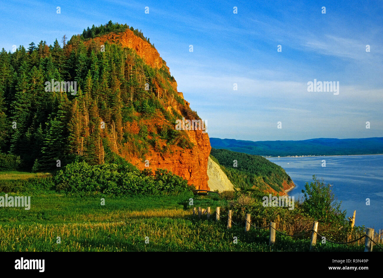 Kanada, Quebec, Perce. Sonnenlicht auf einem Hügel entlang der Küste. Stockfoto