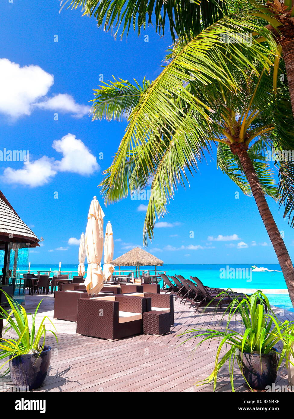 Terrasse eines Luxushotels und türkisblaues Meer, Rangiroa, Französisch Polynesien Stockfoto