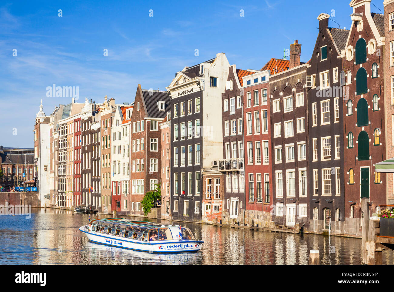Amsterdam Häuser in der Damrak Häuser mit holländische Architektur durch den Kanal Der Kanal Boot verlassen Damrak Amsterdam Holland EU Europa Stockfoto