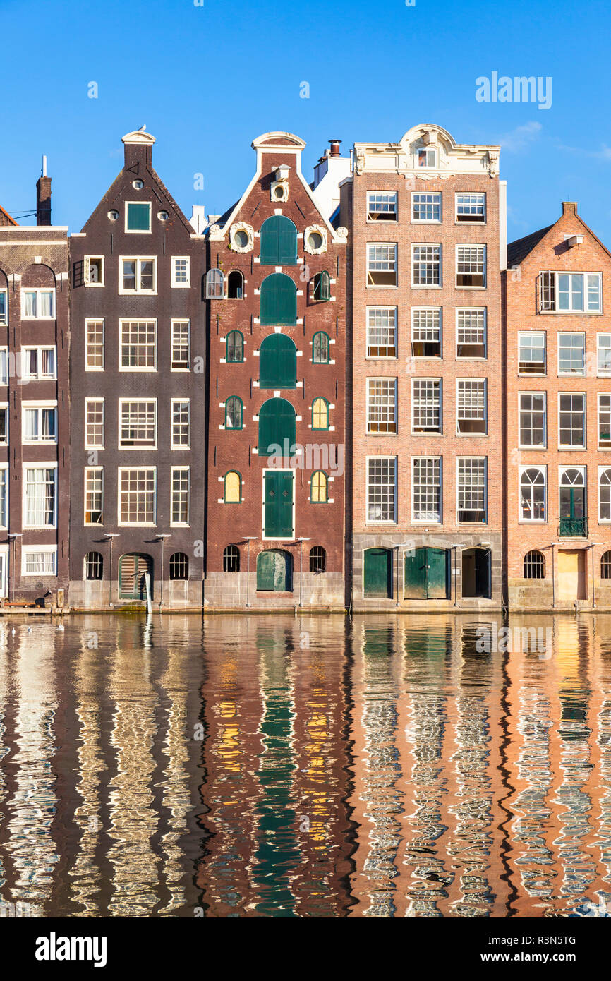Amsterdam Damrak Häuser auf ein teilweise Kanal mit Häusern mit typischen holländischen Amsterdam Holland EU Europa gefüllt Stockfoto