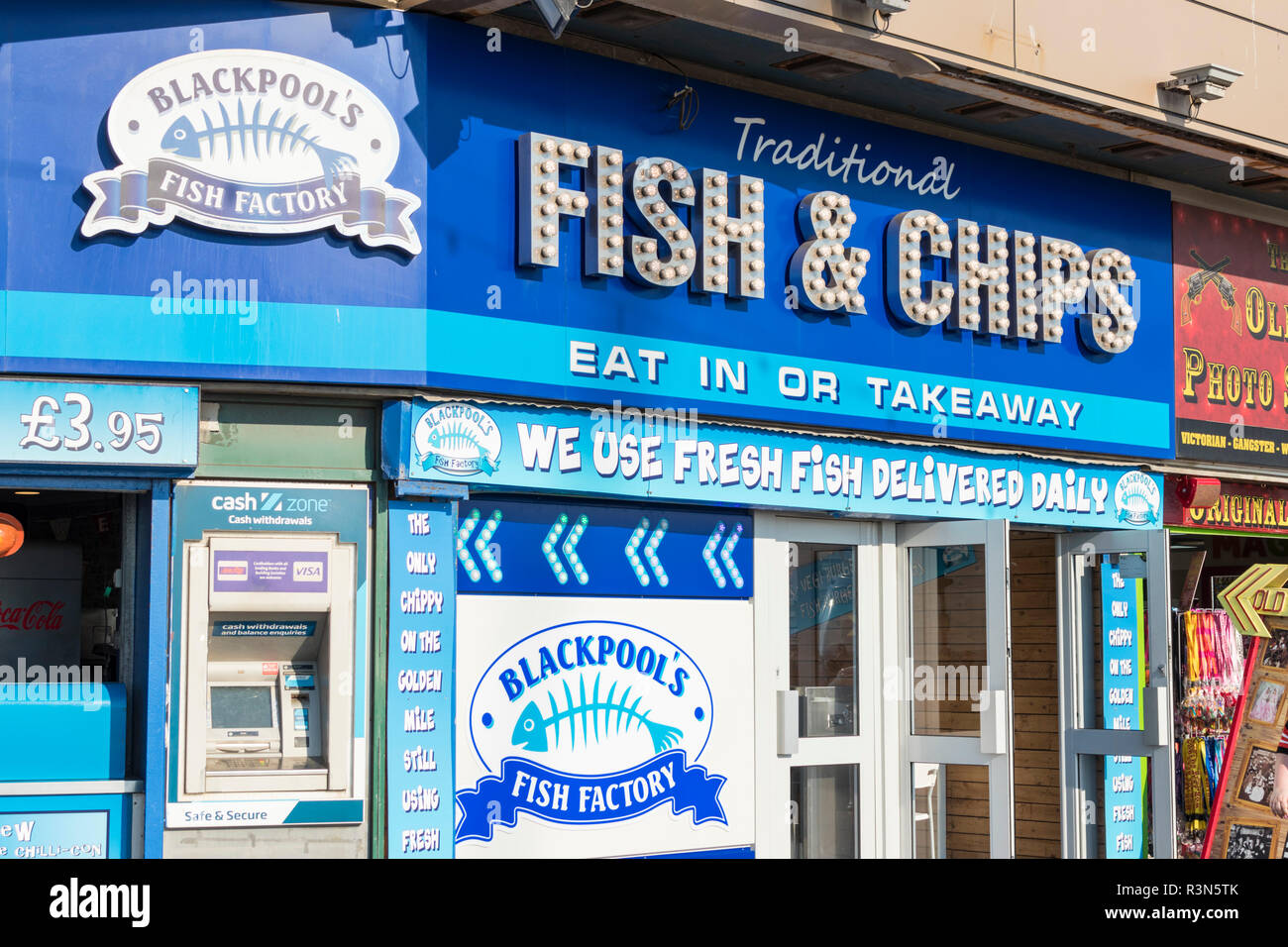 Die traditionelle Fish und Chips shop Blackpool Fischfabrik essen oder mitnehmen Fish & Chips Restaurant Promenade, Blackpool Lancashire England UK Europa Stockfoto