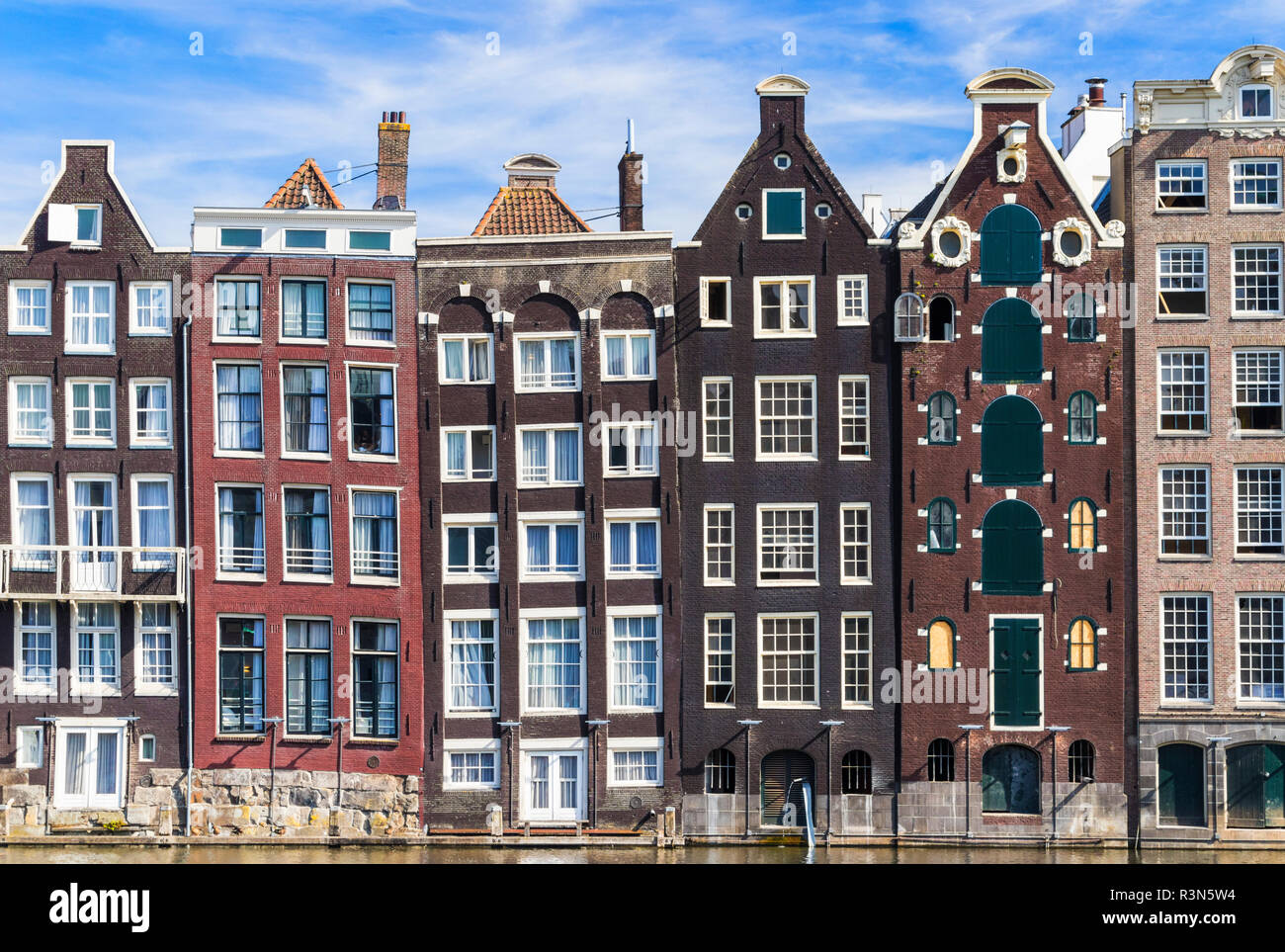 Amsterdam Damrak Häuser auf ein teilweise Canal tanzen Häuser mit holländische Architektur durch den Kanal Amsterdam Holland EU Europa gefüllt Stockfoto