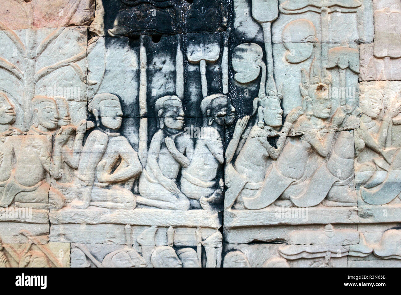 Siem Reap, Kambodscha. Steinreliefs, die den Roten Khmer Menschen beten an den Wänden der Bayon Tempel in Angkor Thom Stockfoto