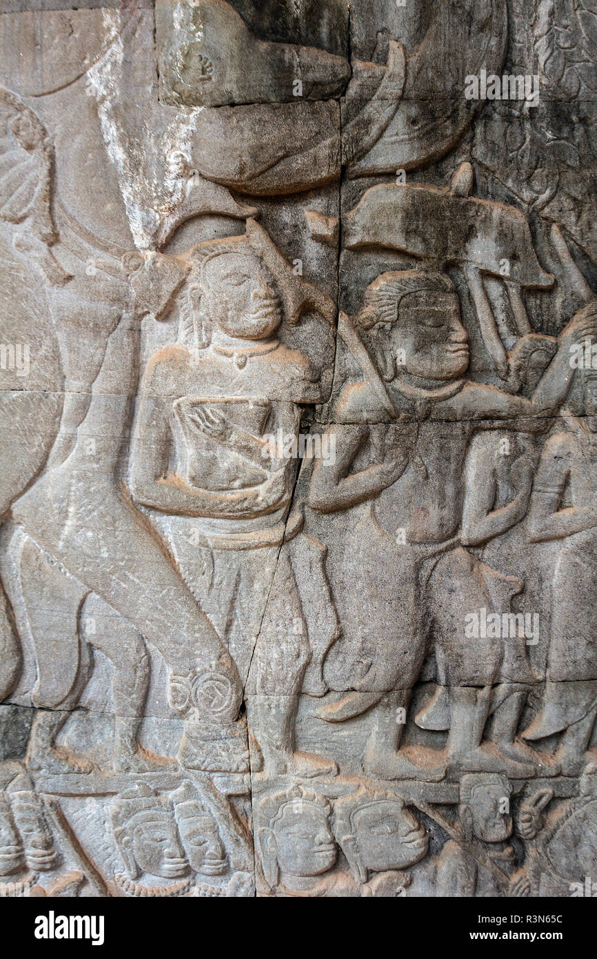 Siem Reap, Kambodscha. Steinreliefs, die den Roten Khmer Menschen zu Fuß in einer Zeremonie mit einem Elefanten auf den Wänden der Bayon Tempel in Angkor Thom Stockfoto