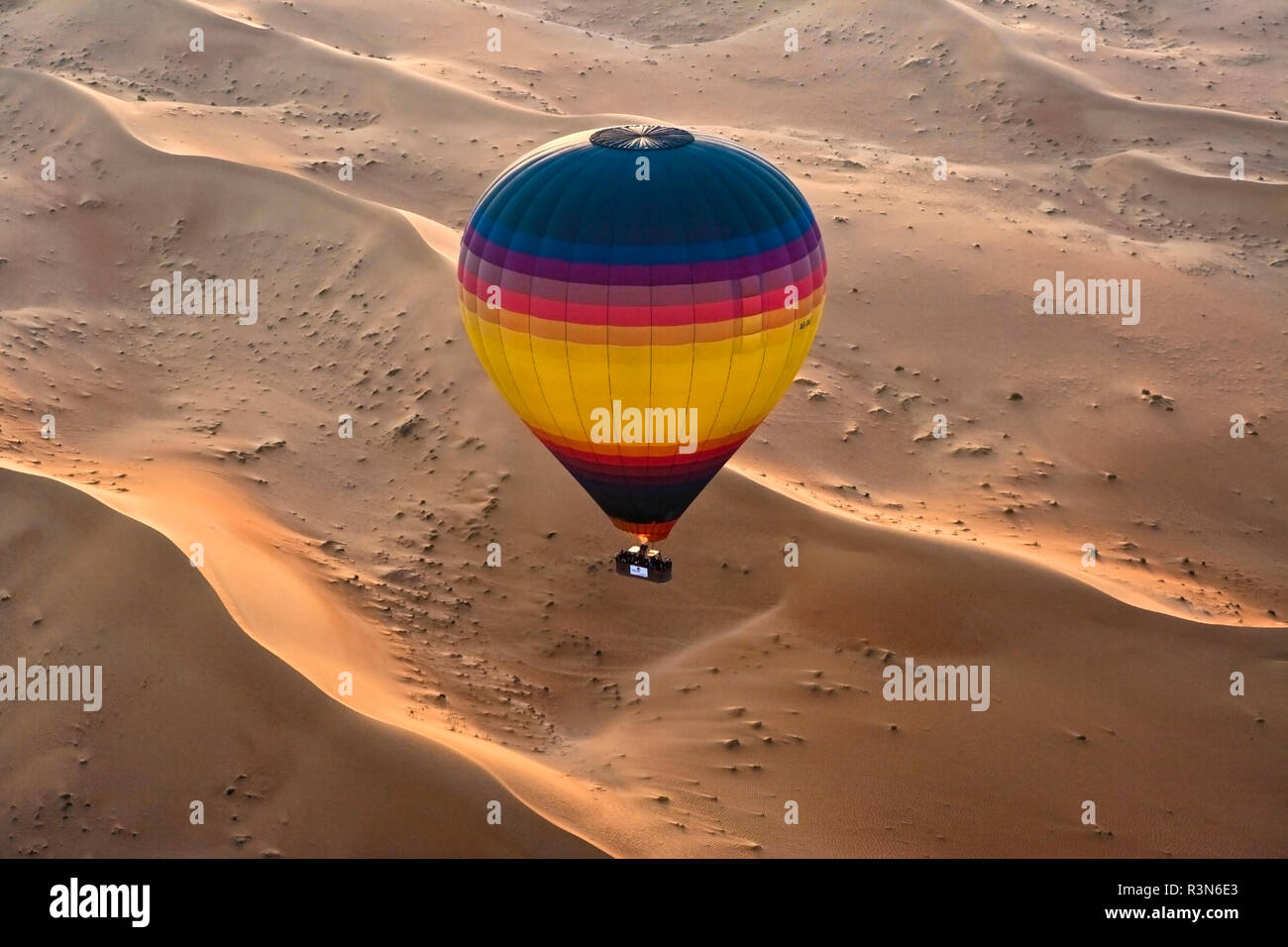 Luftaufnahme der Sanddünen der Arabischen Wüste neben Dubai, Vereinigte Arabische Emirate Stockfoto
