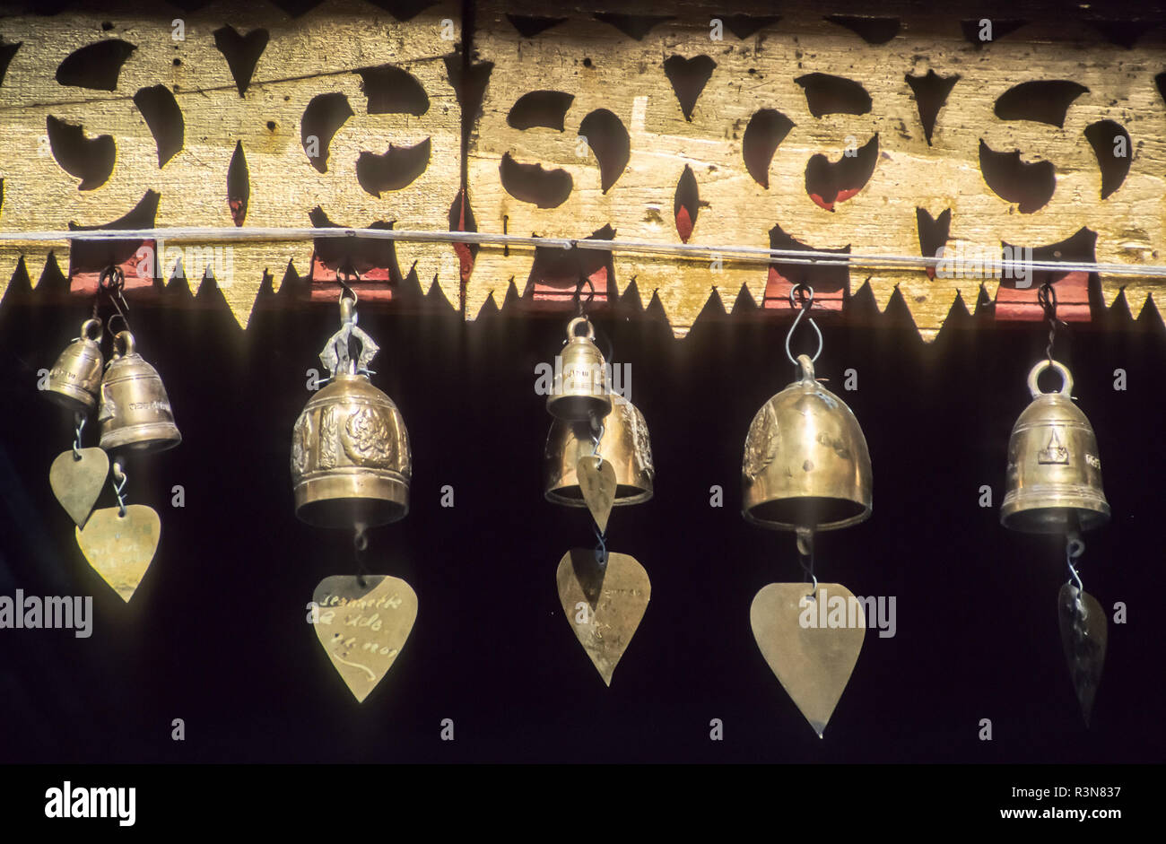 Herz Glocken am buddhistischen Tempel Stockfoto