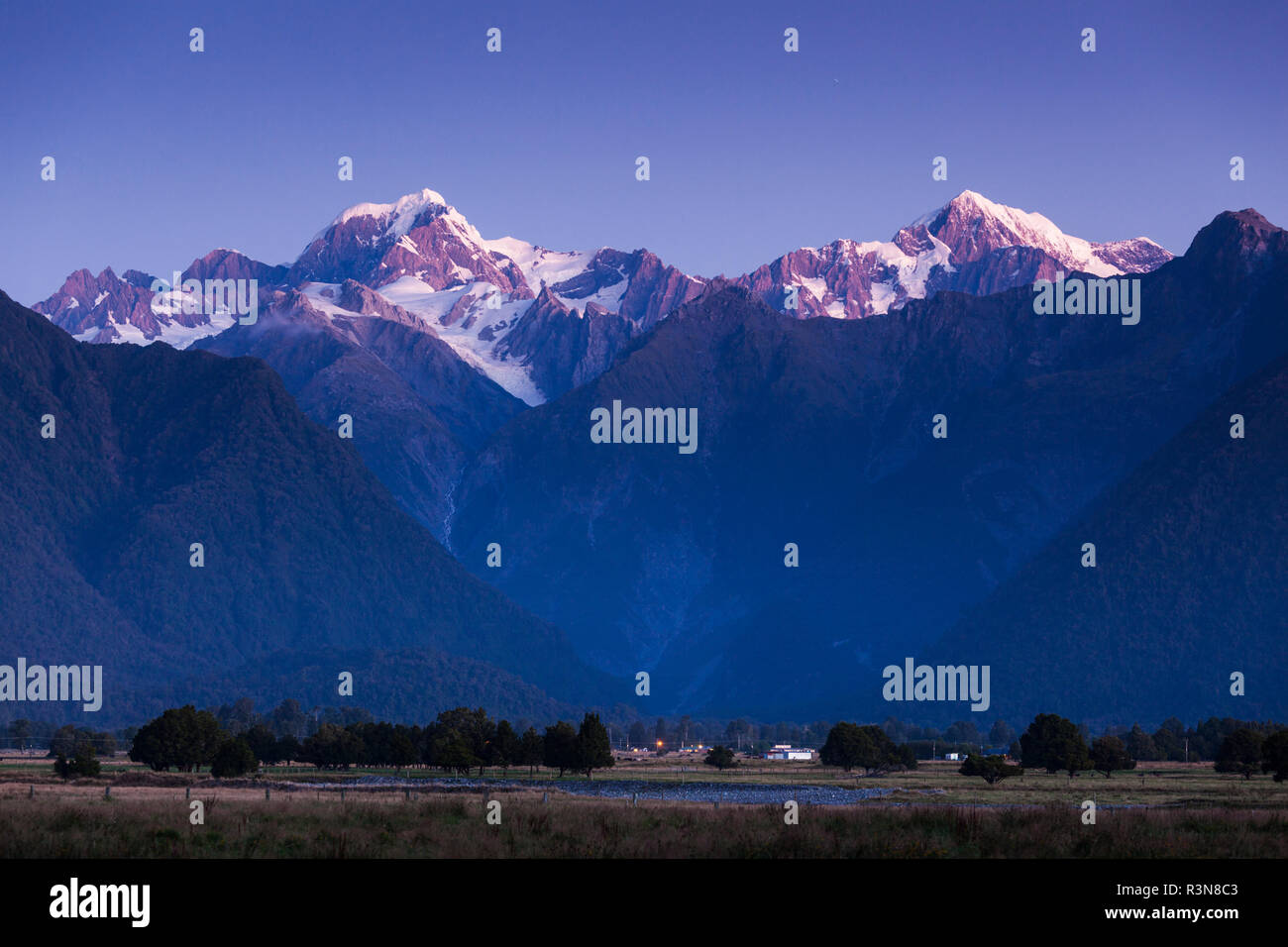 Neuseeland, Südinsel, Westküste, Fox Glacier Village, Lake Matheson, Reflexion des Mt. Tasman und Mt. Koch, Dämmerung Stockfoto