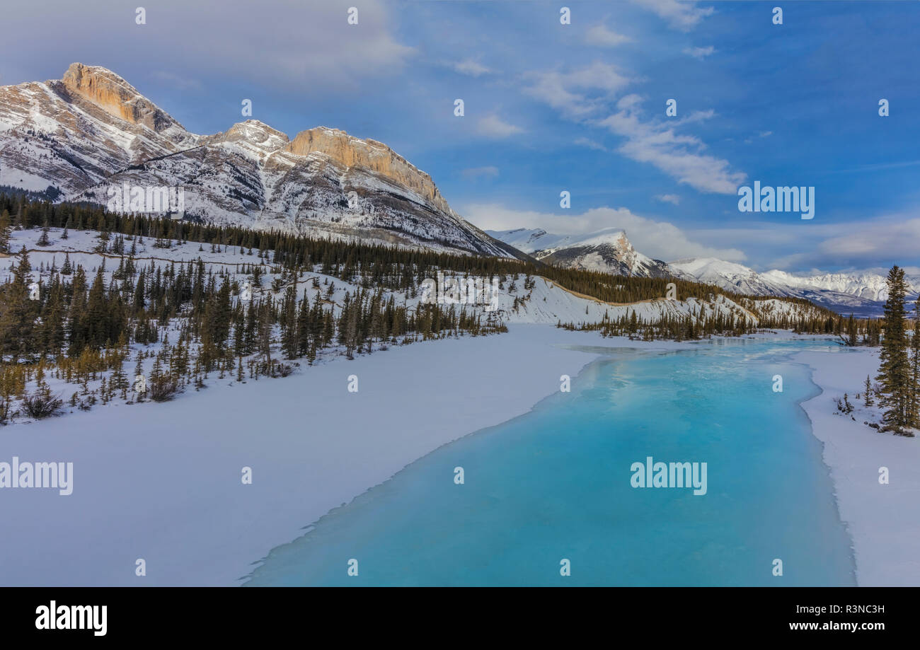 Winter entlang dem North Saskatchewan River im Banff National Park, Alberta, Kanada Stockfoto