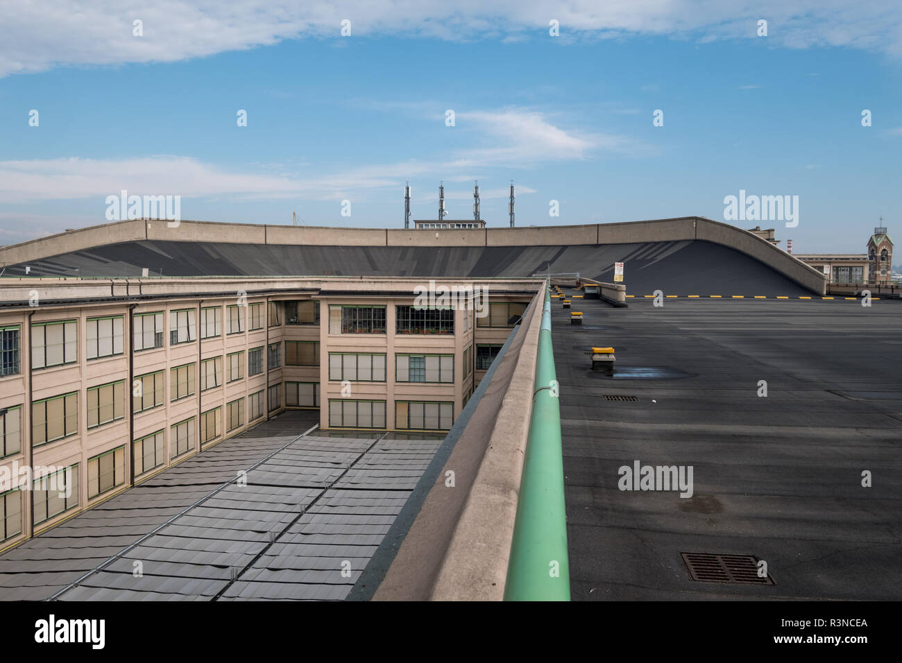 Alten Fiat Fabrik in Turin, Italien, in den 1920er Jahre, die vor kurzem von Renzo Piano renoviert. Auf dem Dach der ursprüngliche Test Track ist für die Öffentlichkeit zugänglich. Stockfoto