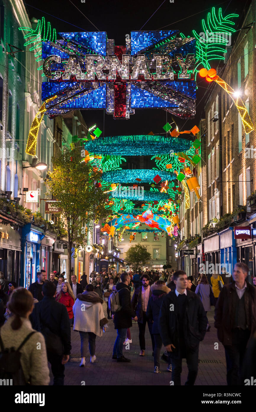 LONDON - ca. Dezember 2017: Käufer Masse des Einzelhandels der Carnaby Street, für die Ferien mit einem "Thema Weihnachten Carnival" eingerichtet. Stockfoto