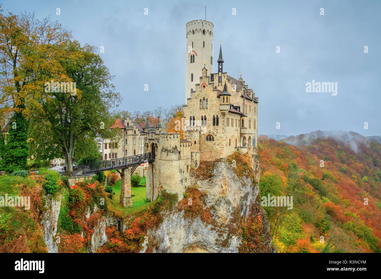 Herbst Landschaft mit Schloss Lichtenstein Gebaut im neugotischen Stil, Baden-Württemberg, Deutschland Stockfoto