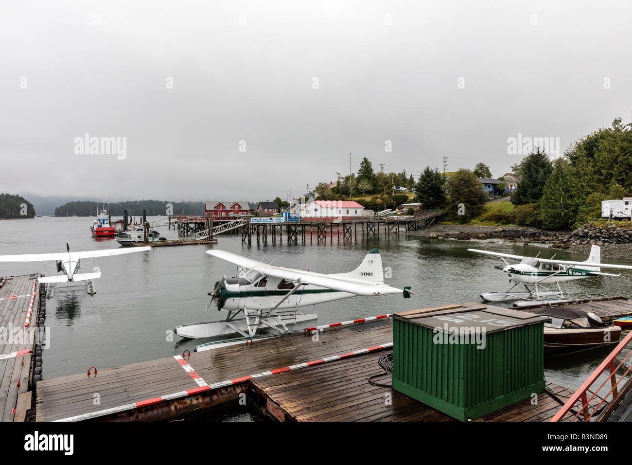 Wasserflugzeuge am Dock in der kleinen Stadt von Tofino, Britisch-Kolumbien, Kanada Stockfoto