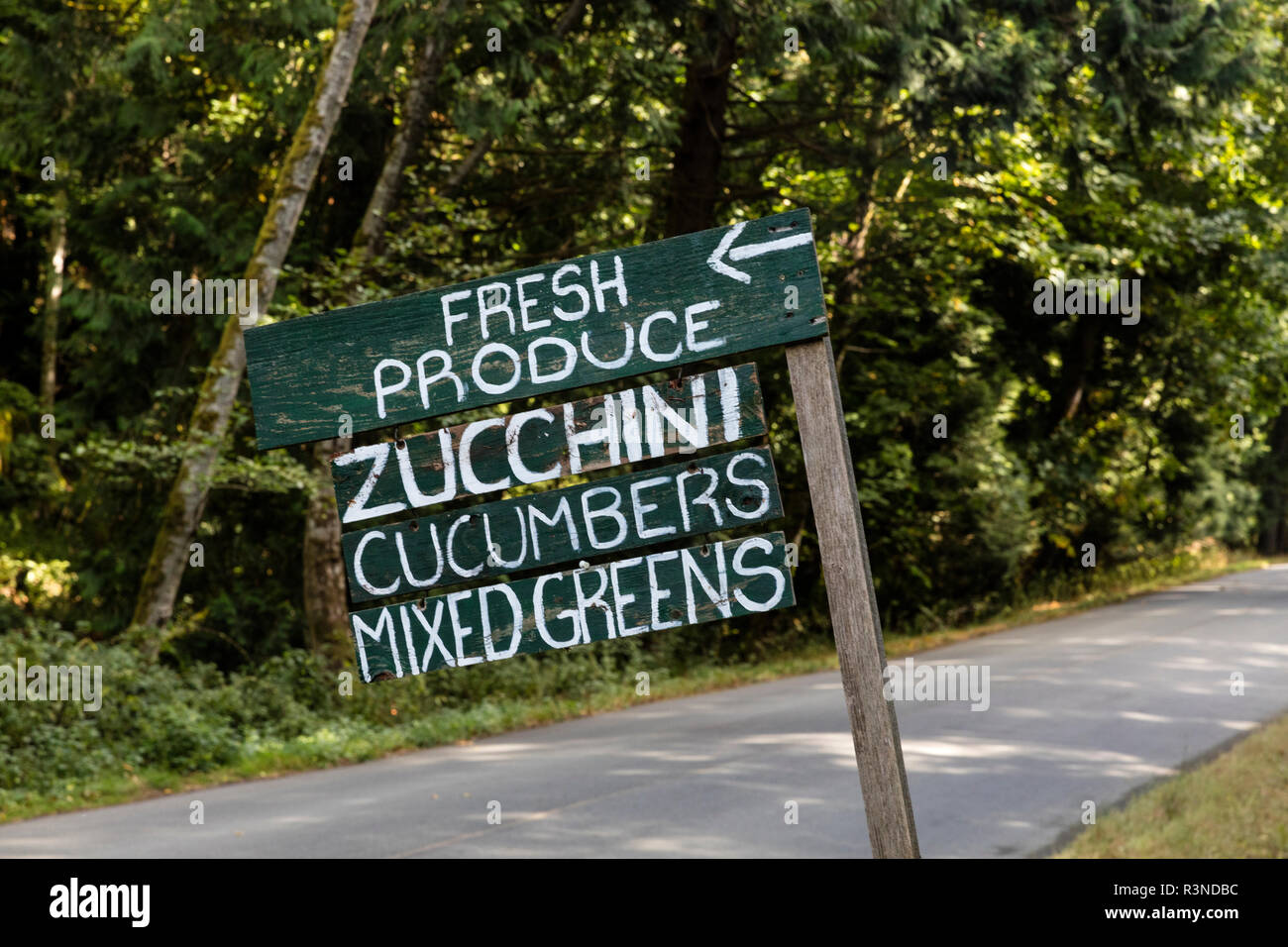Gemüsestand anmelden Galiano Island, British Columbia, Kanada. Stockfoto
