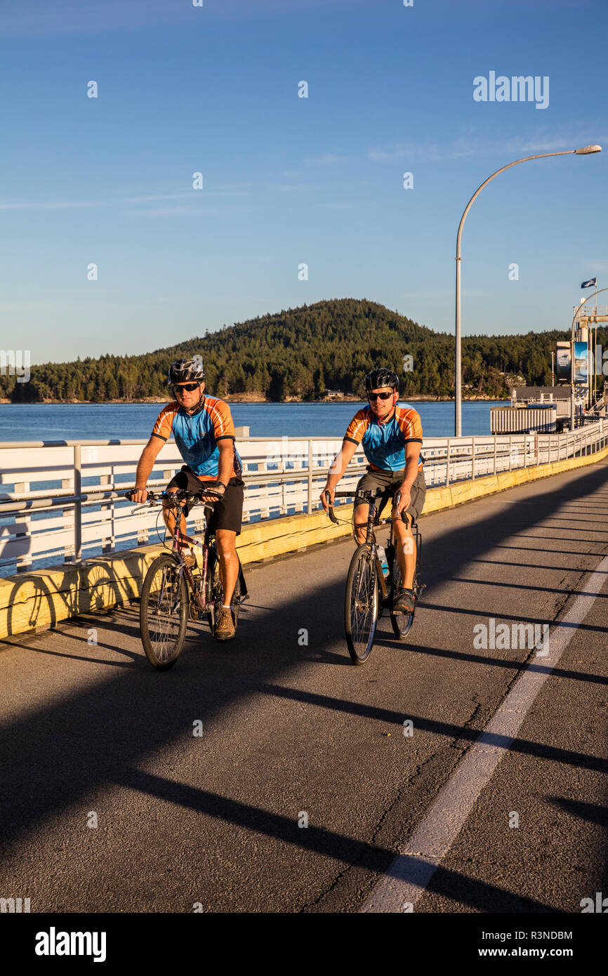 Straße Radfahren auf Galiano Island, British Columbia, Kanada. (MR) Stockfoto