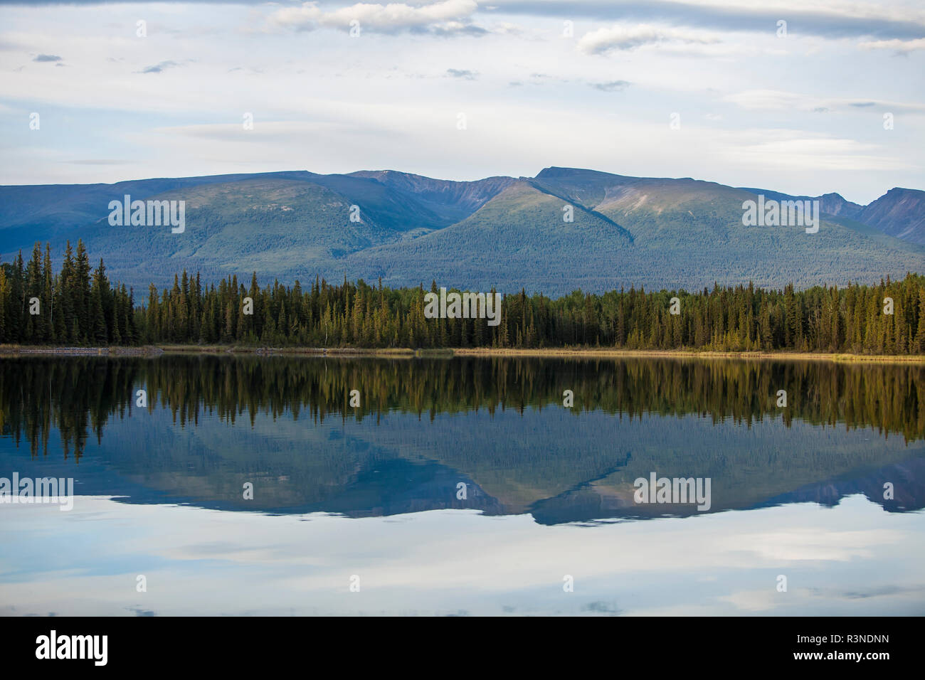 Kanada, British Columbia, Boya Lake Provincial Park. Boya Lake und Cassiar Mountain Reflexion Stockfoto