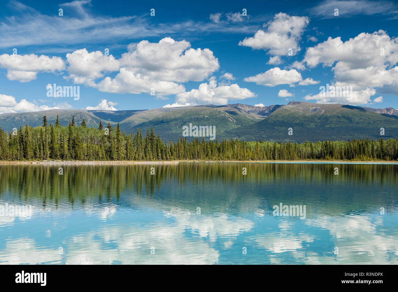 Kanada, British Columbia, Boya Lake Provincial Park. Wolken und Reflexion Stockfoto