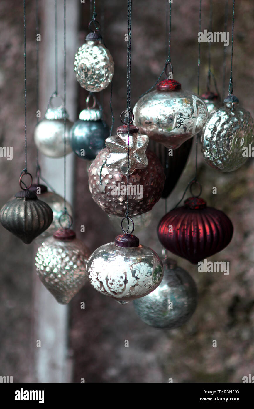 Verschiedene Glaskugeln Hangen An Einer Wand Stockfotografie Alamy
