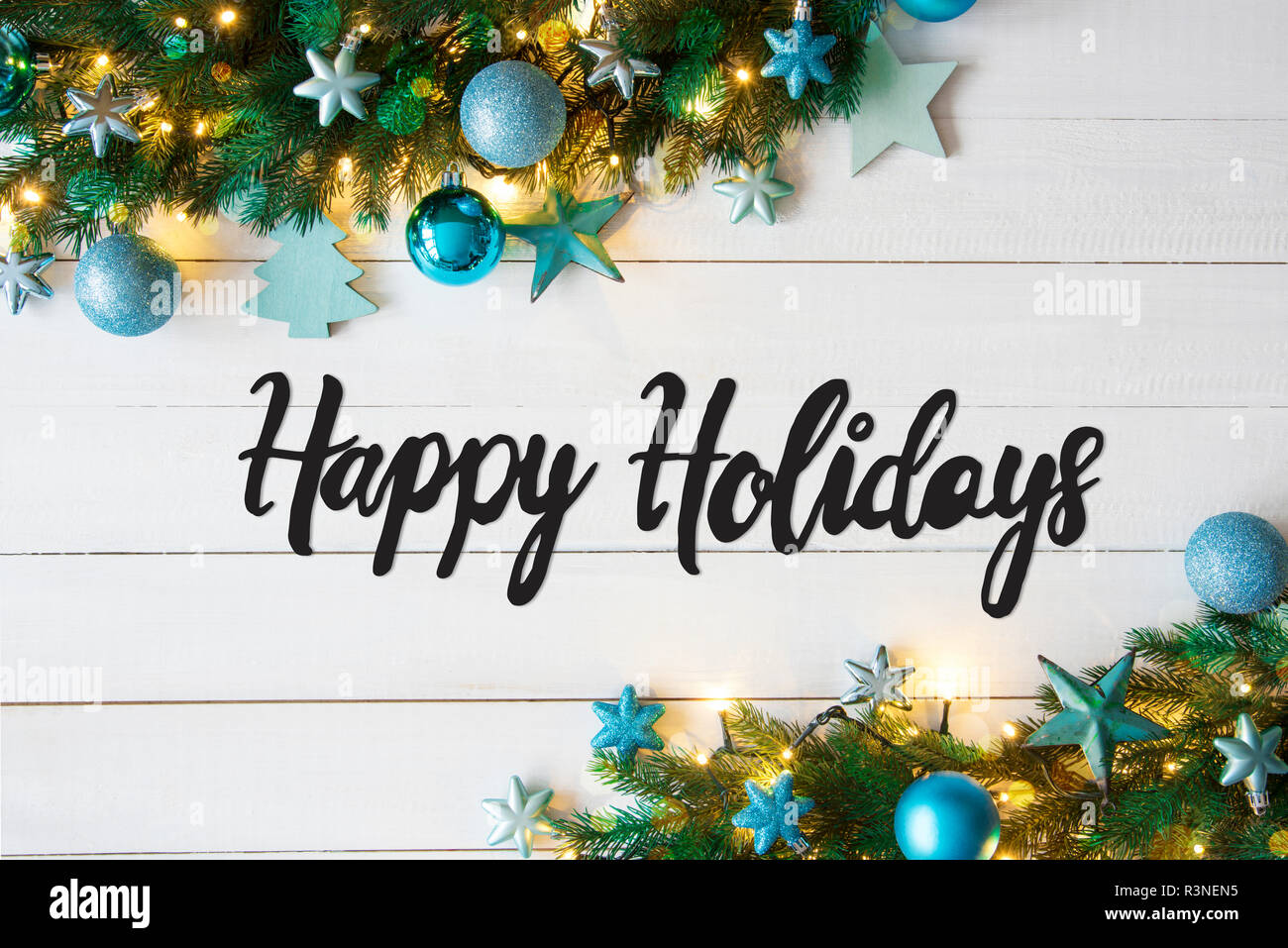 Weihnachten Banner mit englischen Kalligraphie frohe Feiertage. Tanne Baum mit blauen Kugeln und Weihnachtsdekoration. Weiße Holz- Hintergrund und Stockfoto