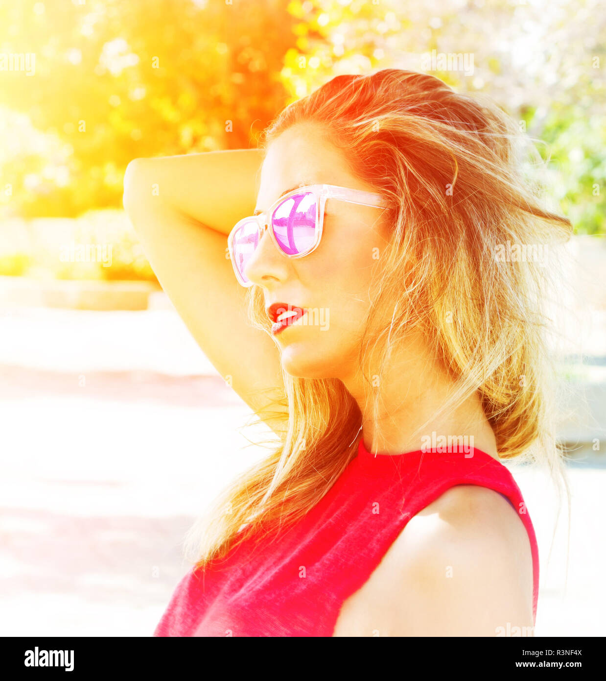 Junge blonde Frau mit Sonnenbrille Stockfoto
