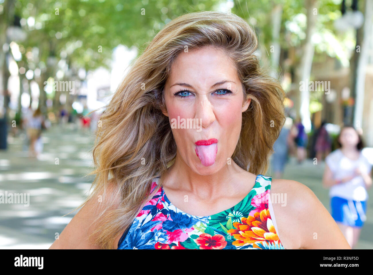 Selbstbewusste Frau streckt die Zunge Stockfoto
