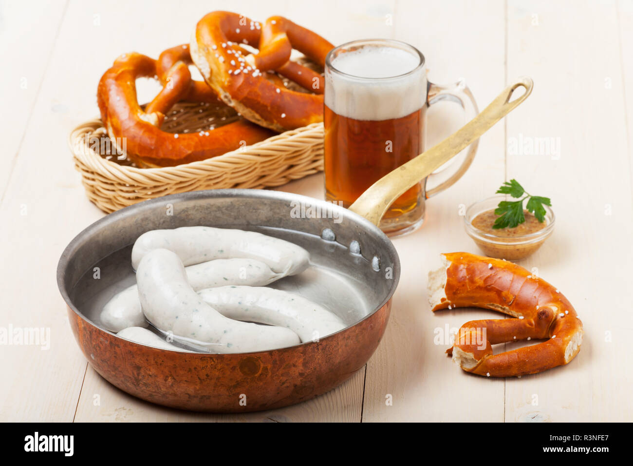 Weißwurst mit Brezel Stockfoto