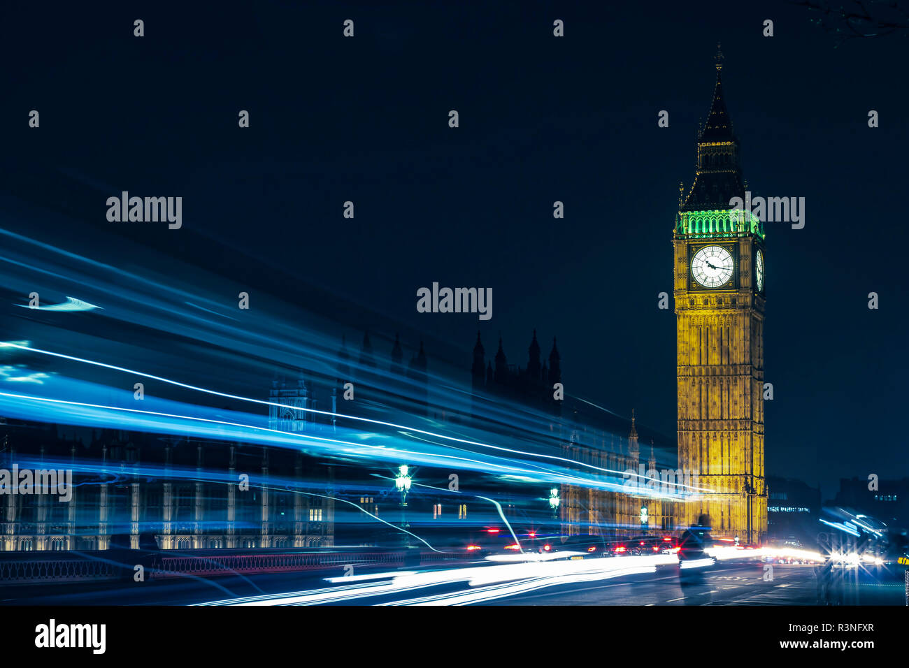 Die kultigen Britischen Elizabeth Tower mit Big Ben an der Oberseite und seine Uhr Gesicht, in der Nähe der Houses of Parliament in Westminster, London im Ger Stockfoto
