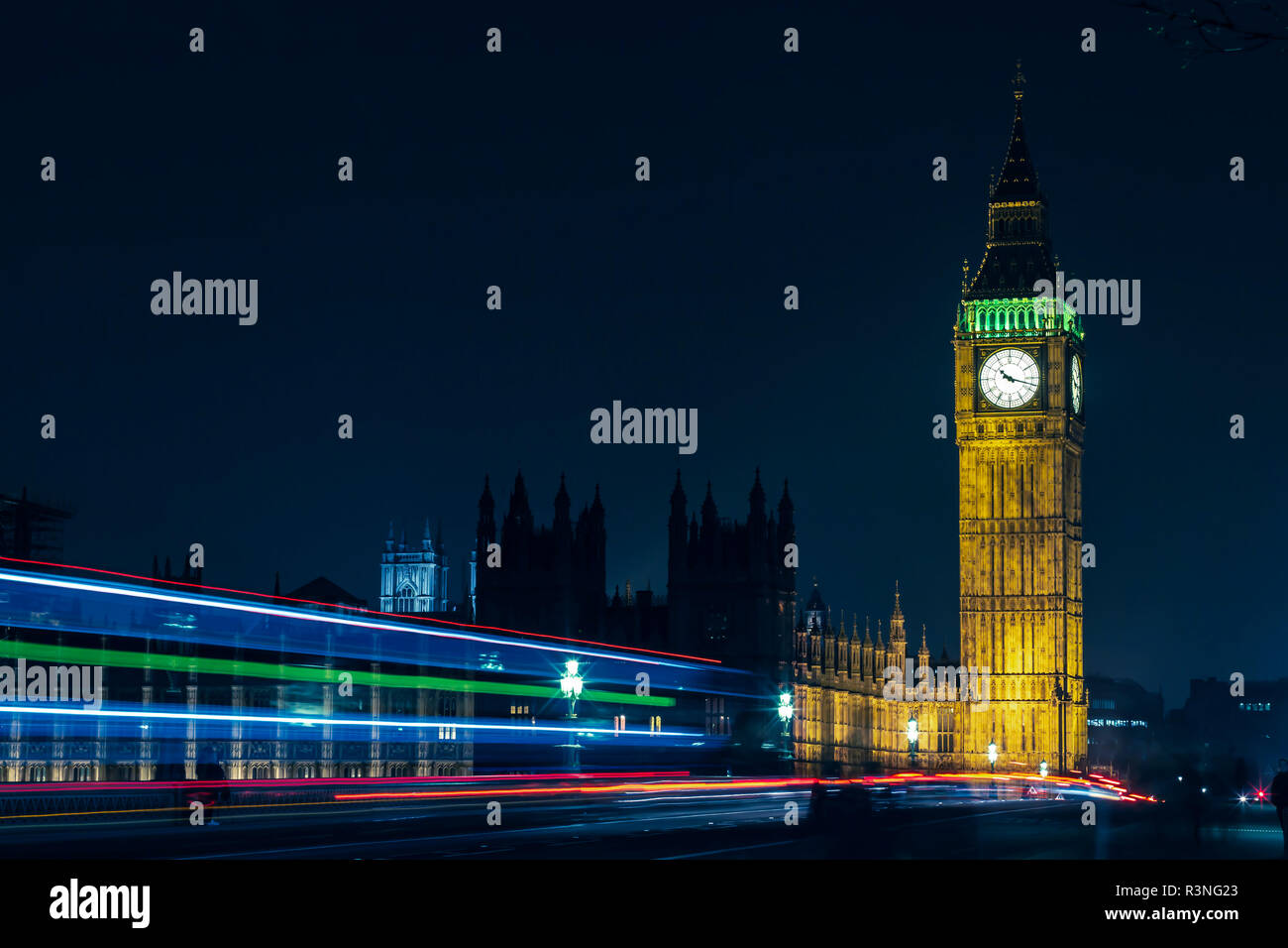 Die kultigen Britischen Elizabeth Tower mit Big Ben an der Oberseite und seine Uhr Gesicht, in der Nähe der Houses of Parliament in Westminster, London im Ger Stockfoto