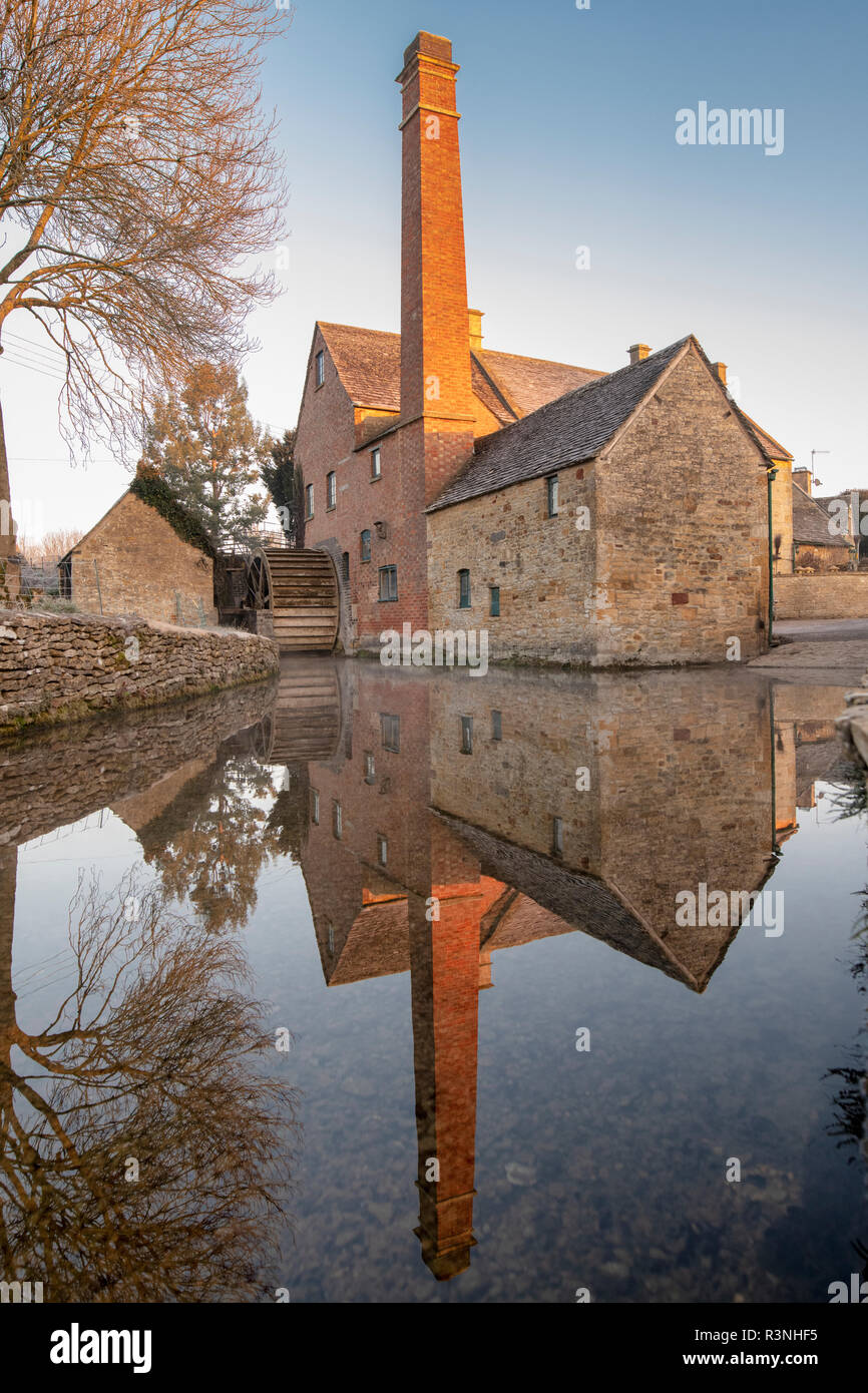 Die alte Mühle im Herbst Frost im cotswold Dorf Lower Slaughter, Cotswolds, Gloucestershire, England Stockfoto