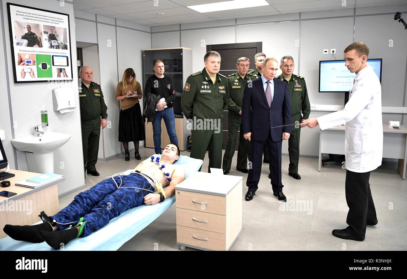 Der russische Präsident Wladimir Putin, Mitte, Touren die Ära der militärischen Innovation Technopark mit Militärs November 22, 2018 in Sochi, Russland. Stockfoto