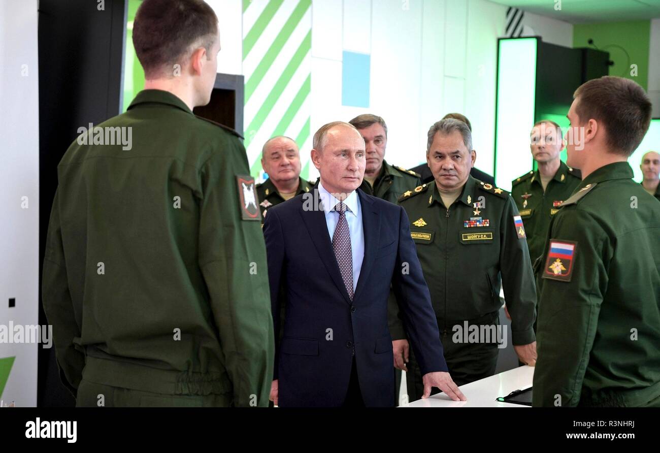 Der russische Präsident Wladimir Putin, Mitte, Touren die Ära der militärischen Innovation Technopark mit Verteidigungsminister Sergej Shoigu, rechts, und Militärs November 22, 2018 in Sochi, Russland. Stockfoto