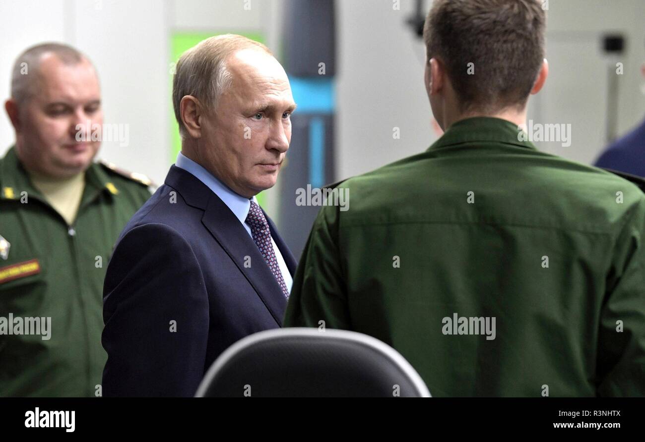 Der russische Präsident Wladimir Putin, Mitte, Touren die Ära der militärischen Innovation Technopark mit Militärs November 22, 2018 in Sochi, Russland. Stockfoto