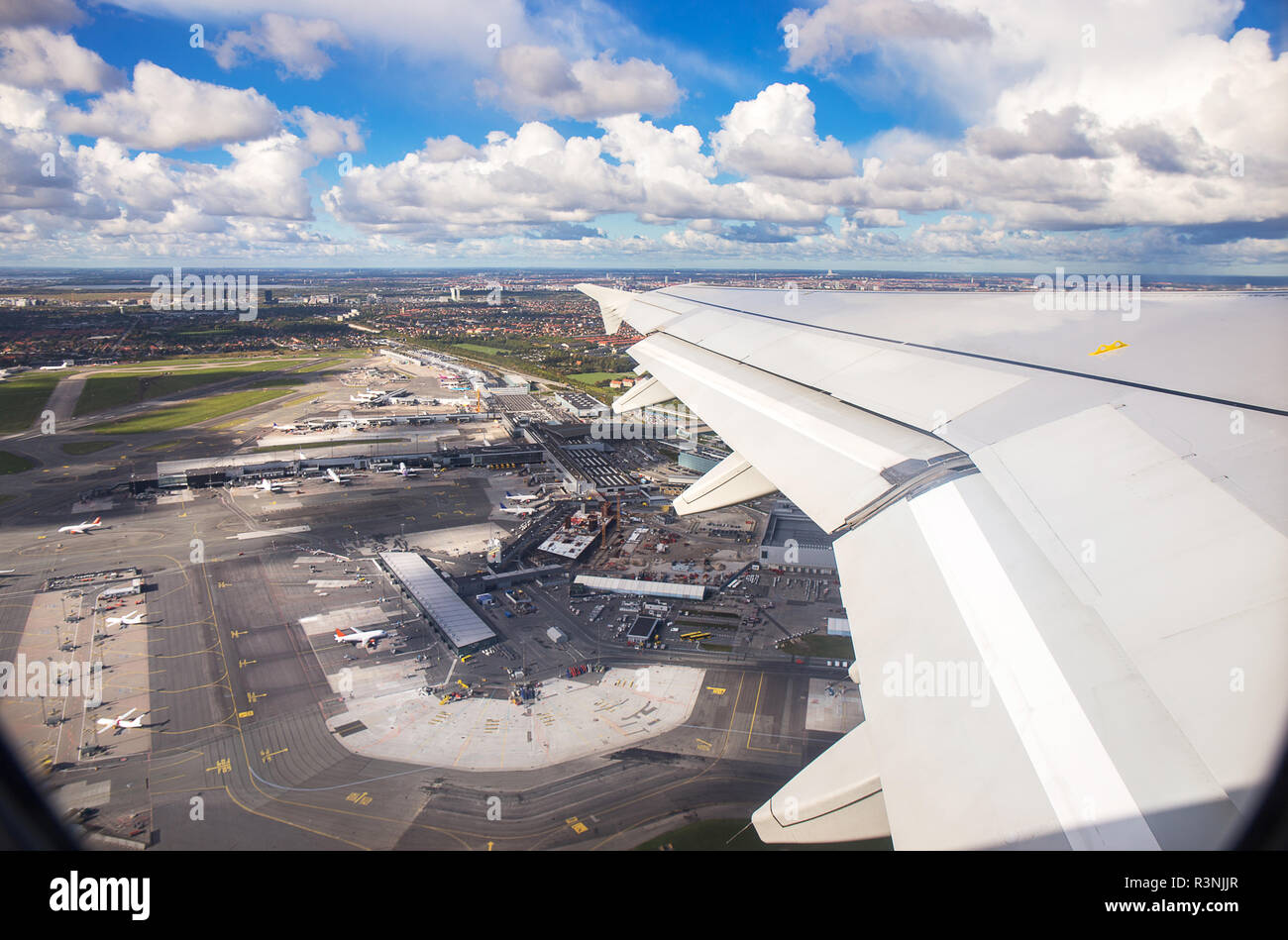 Luftaufnahme von Kopenhagen Flughafen oder dem Flughafen Kastrup und Kopenhagen Stadt aus dem Fenster Sitz der Flugzeug Start über Flughafen Kopenhagen für Pkw Stockfoto