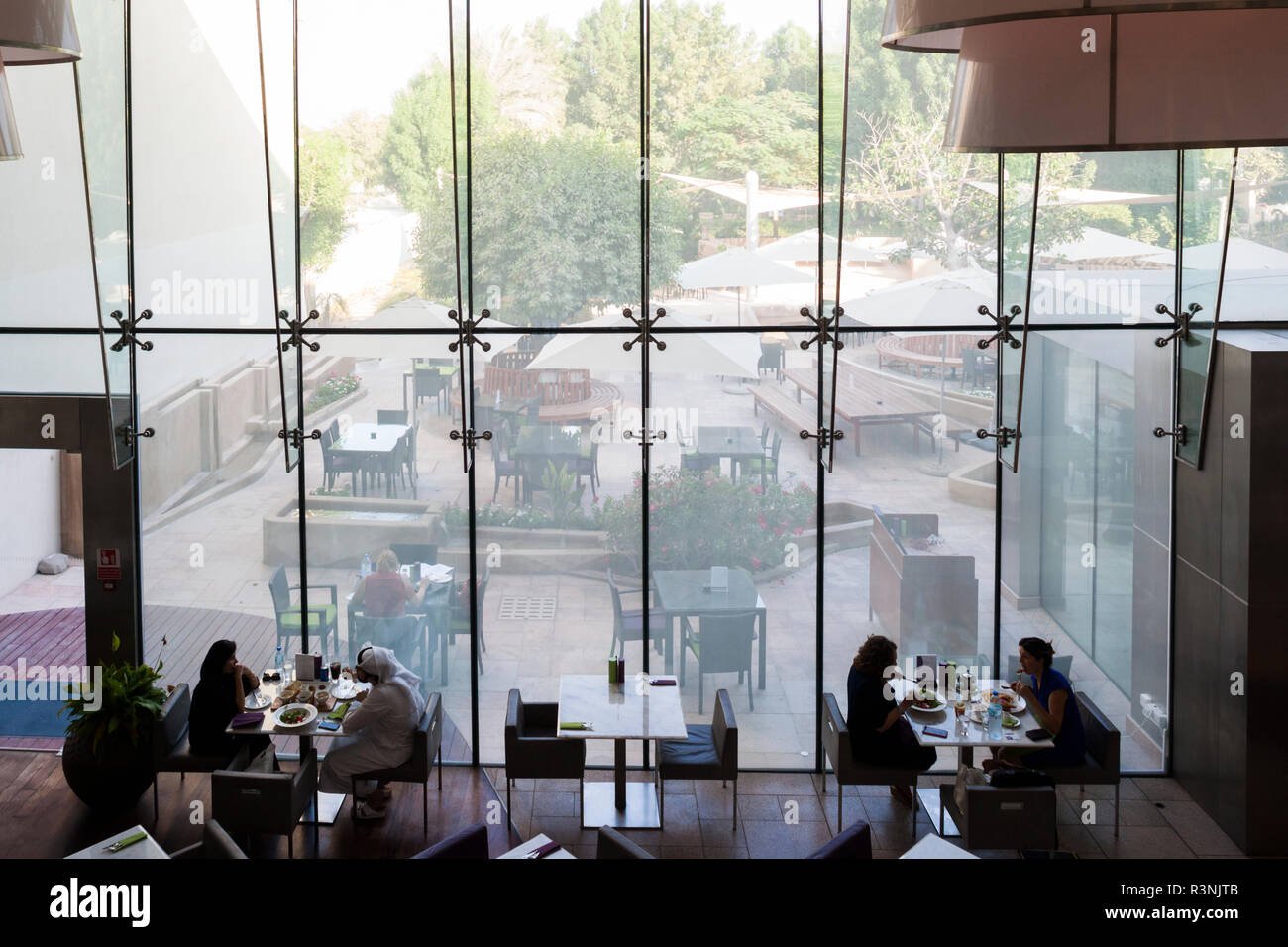 Vae, Abu Dhabi. Saadiyat Island, Manarat Al Saadiyat, Welcome Center für Museumsinsel Entwicklung, Cafe Stockfoto