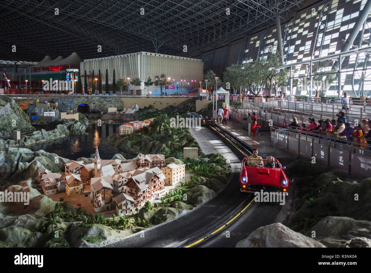 Vae, Abu Dhabi. Yas Island, Ferrari World Amusement Park, Bell'Italia Fahrt durch eine Miniatur Italien Stockfoto