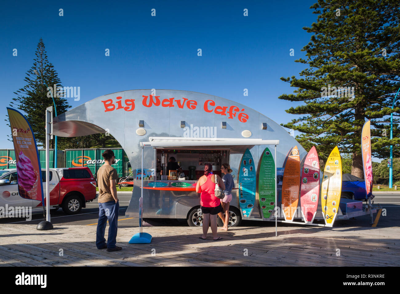 Neuseeland, Nordinsel, Mt. Manganui. Den Berg Main Beach, Big Wave/Anhänger Stockfoto