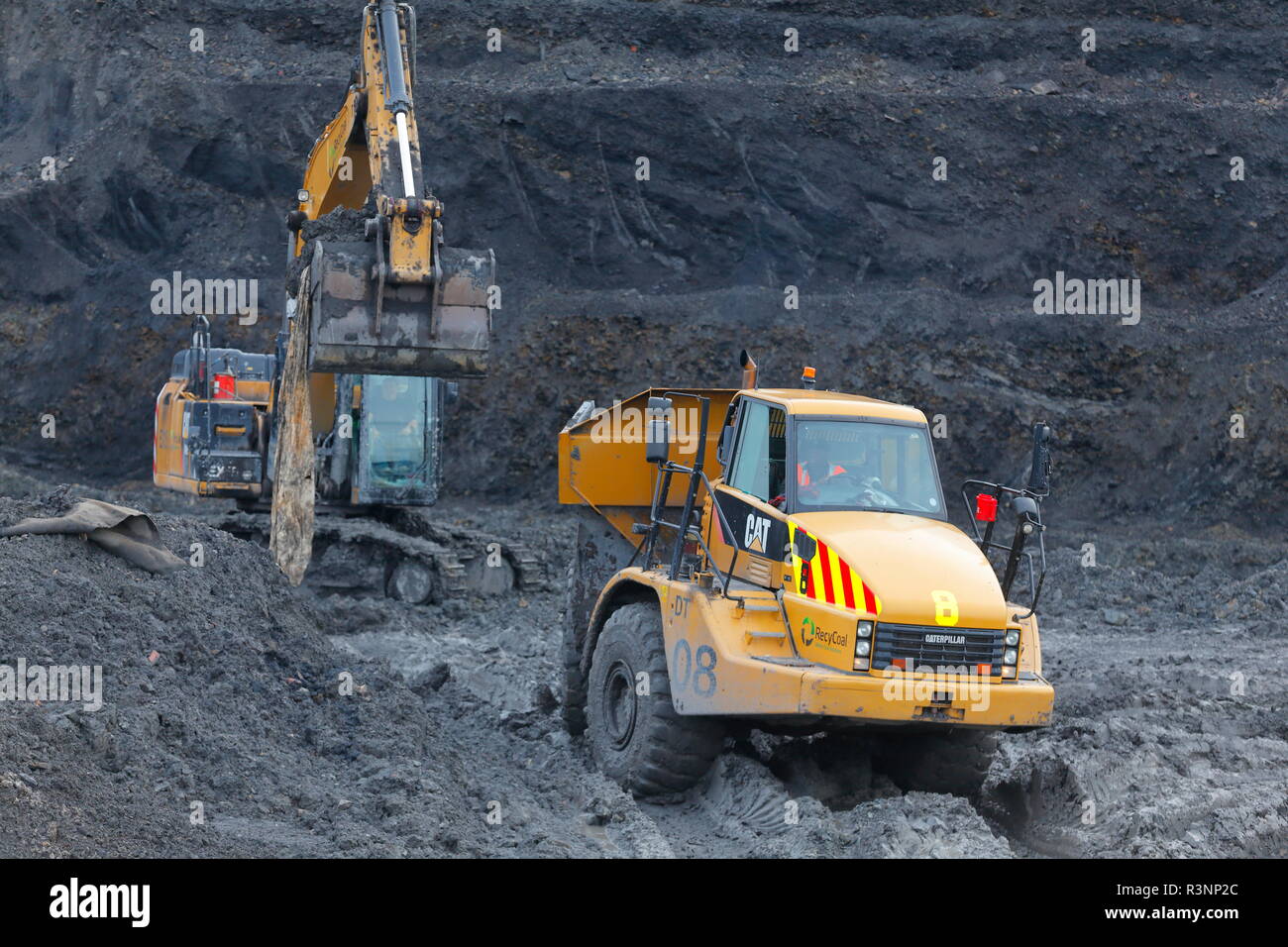 Ein Caterpillar 349 E laden Muldenkipper auf dem Recycoal, Kohle Recyclinganlage an Rossington, Doncaster. Die jetzt abgerissen wurde. Stockfoto