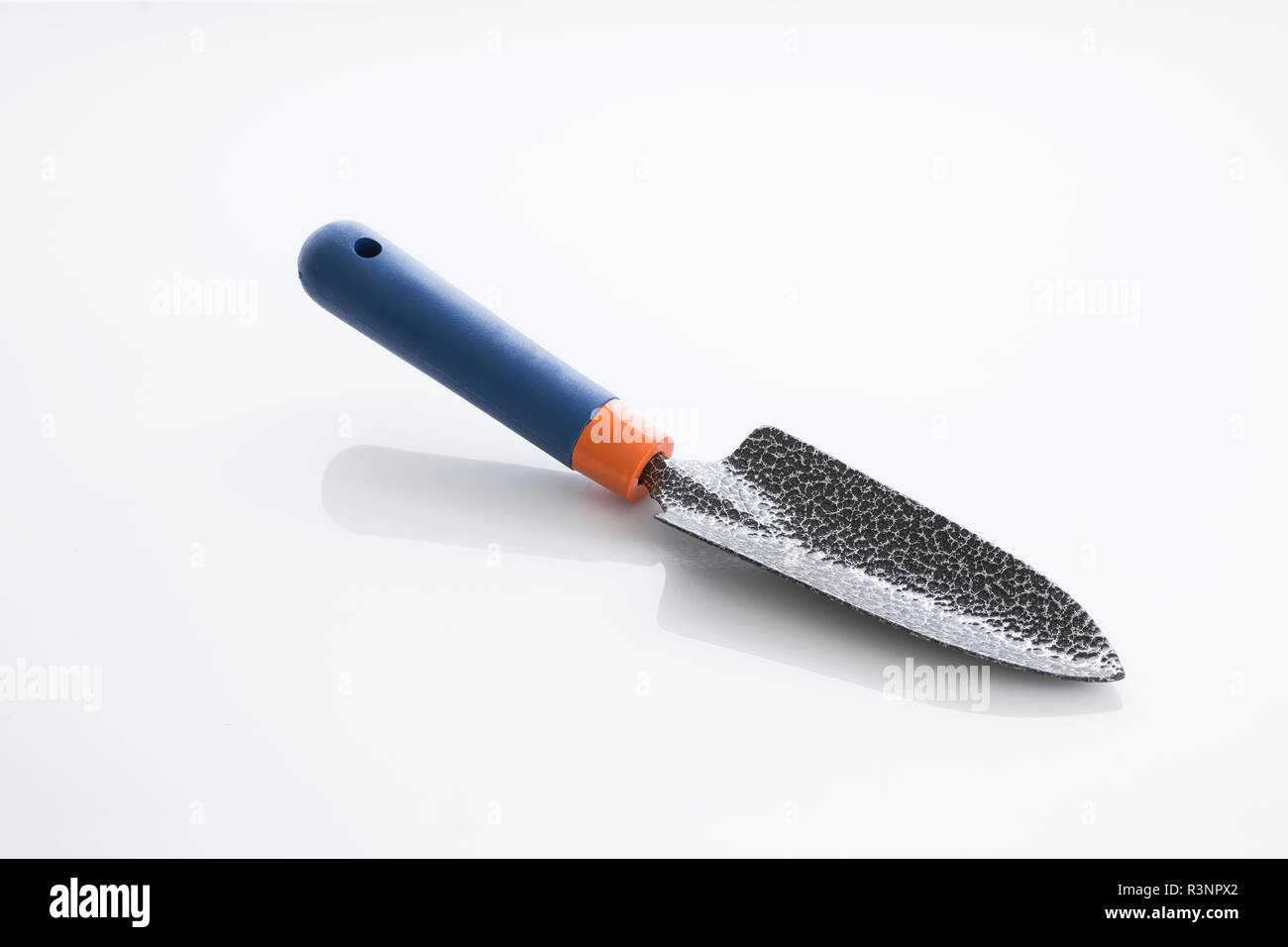 Tools: Nahaufnahme eines Gartenarbeit Kelle isoliert auf weißem Hintergrund Schuß im Studio. Stockfoto