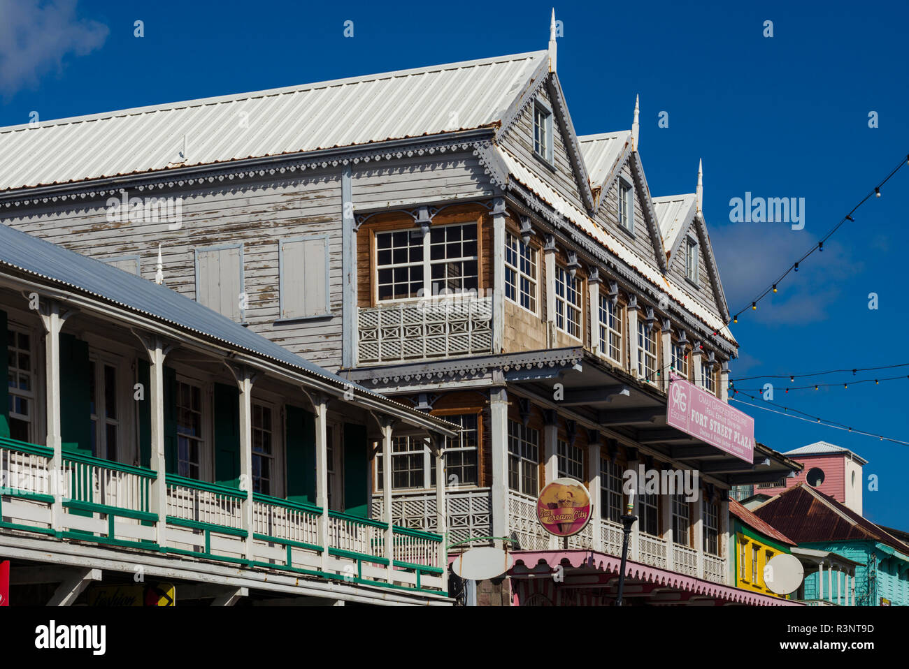 St. Kitts und Nevis, St. Kitts. Basseterre Gebäude entlang der Fort Street Stockfoto